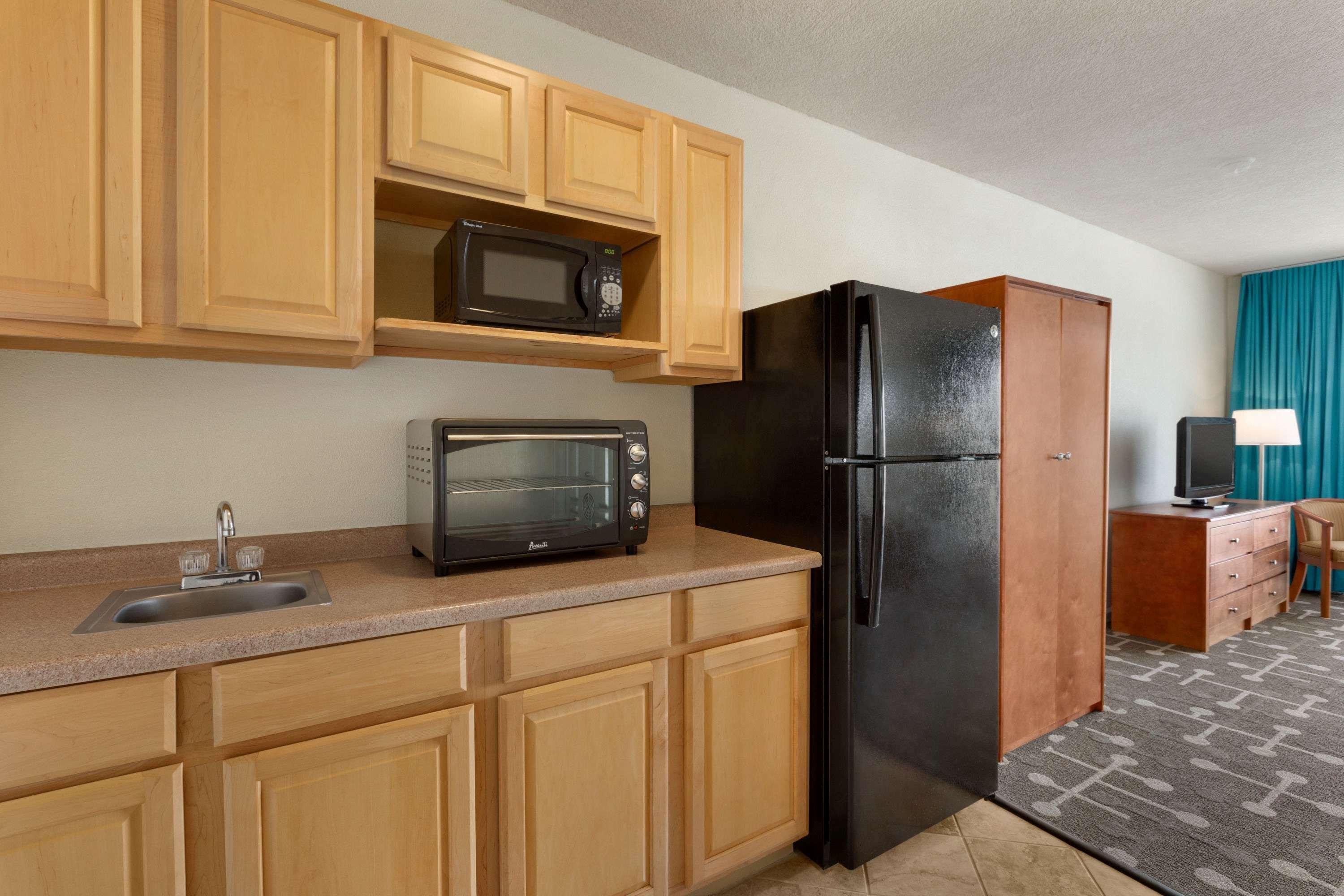 Howard Johnson By Wyndham Ocean City Oceanfront Exterior photo