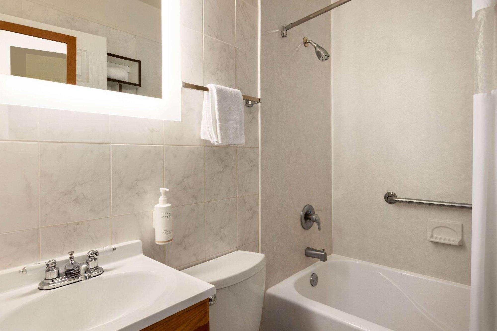 Howard Johnson By Wyndham Ocean City Oceanfront Exterior photo
