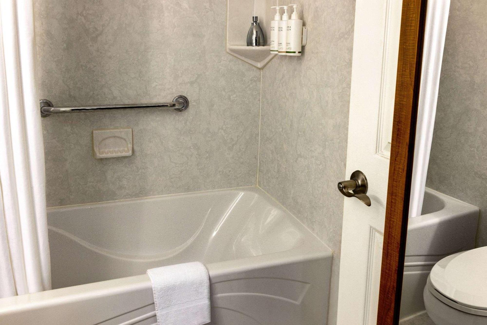 Howard Johnson By Wyndham Ocean City Oceanfront Exterior photo